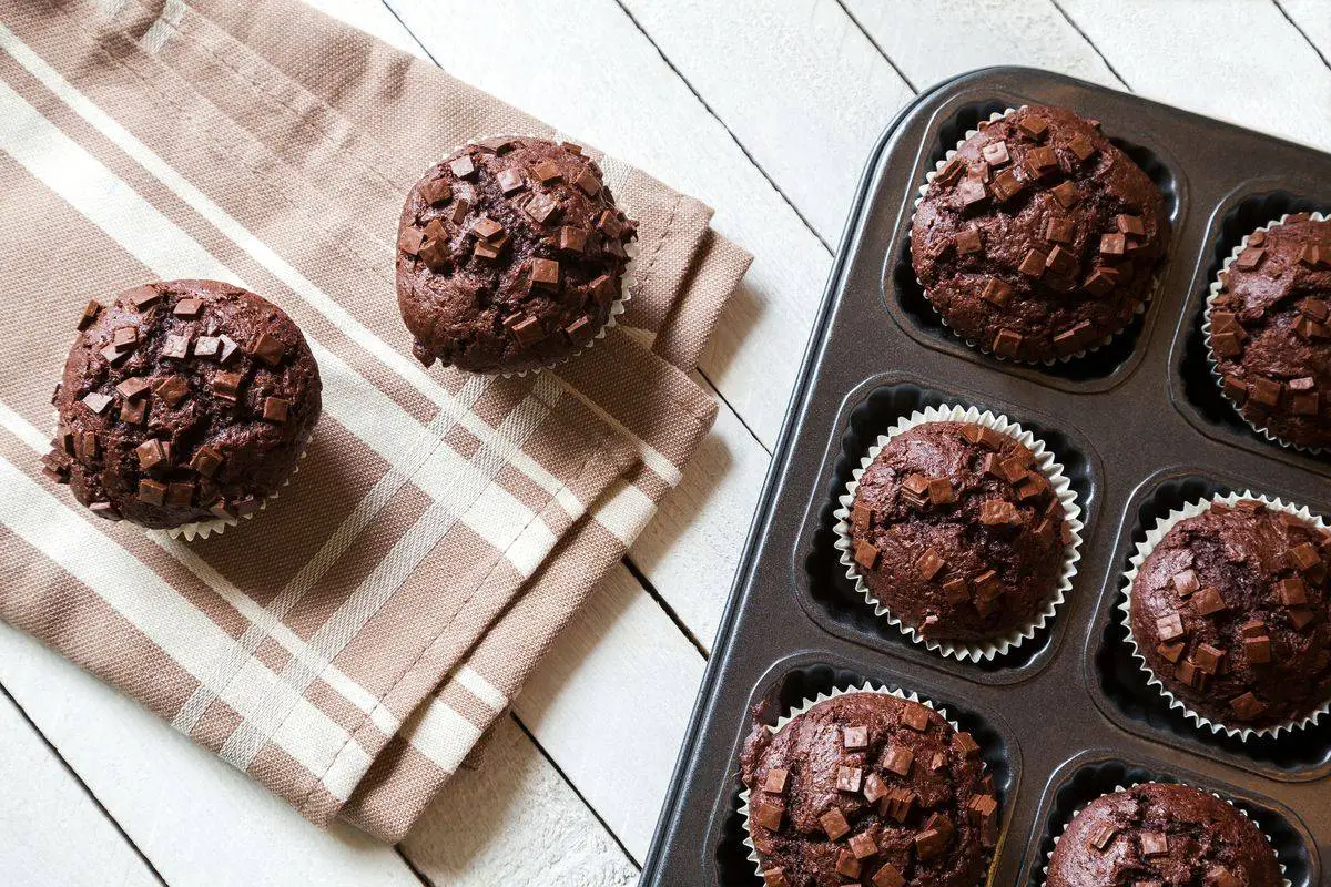 Non sai cosa preparare per la merenda? Questi muffin pere e cioccolato fanno sparire ogni dubbio